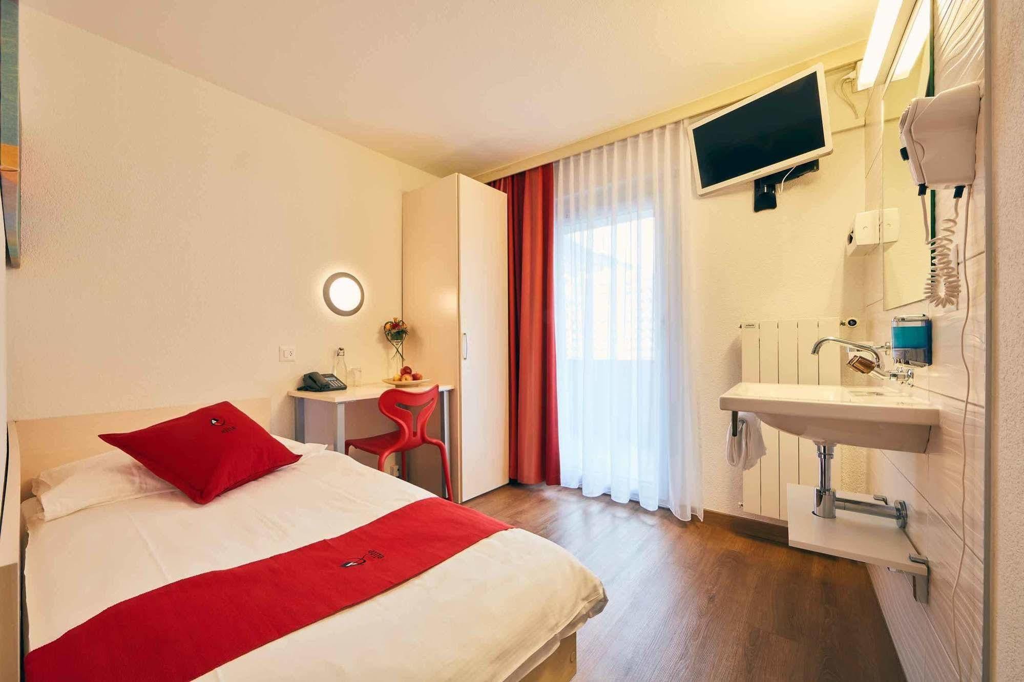 Elite Hotell Visp Exteriör bild