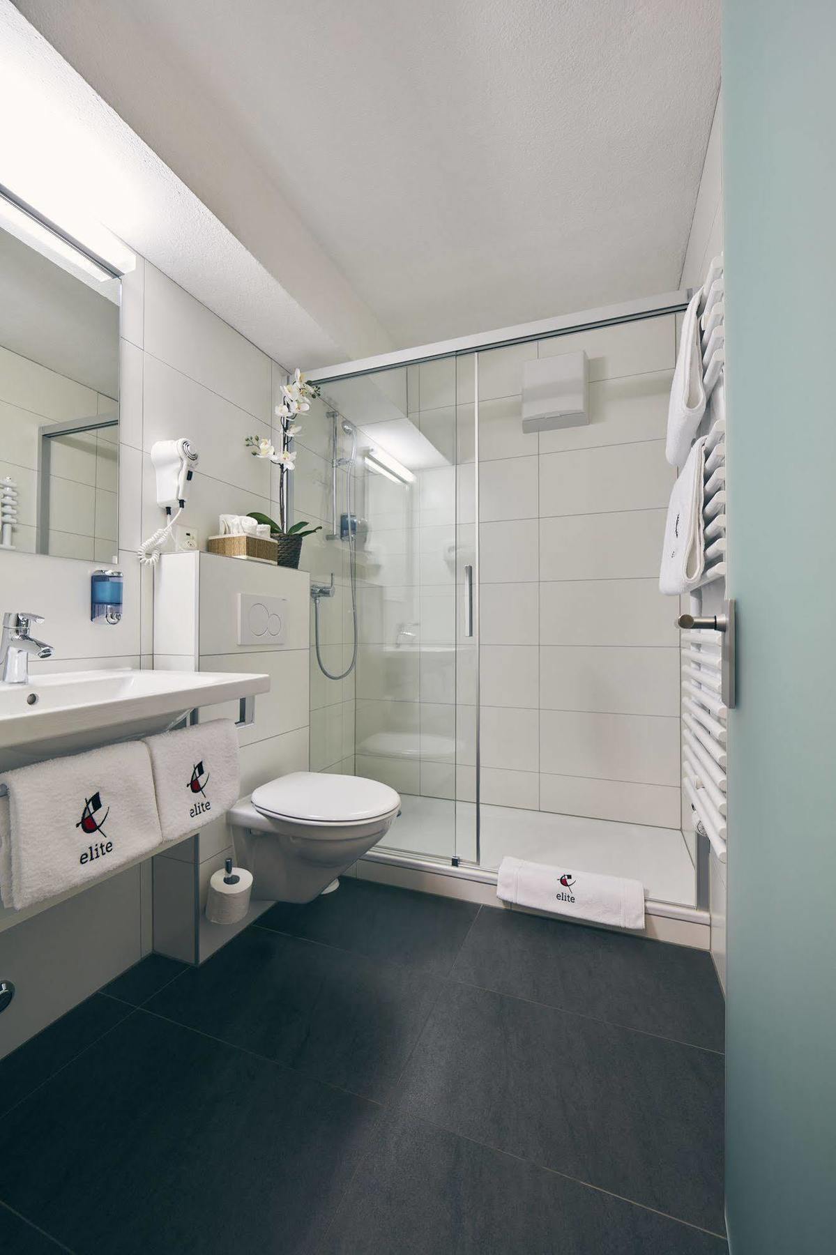 Elite Hotell Visp Exteriör bild