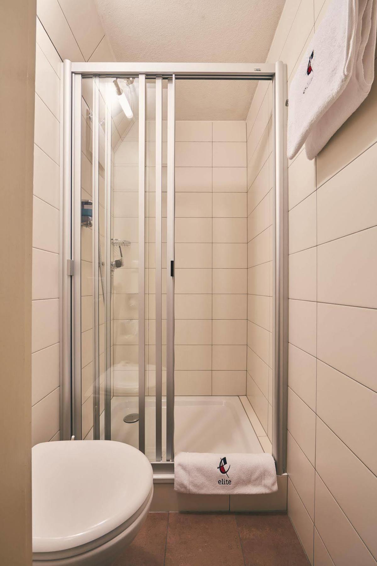 Elite Hotell Visp Exteriör bild