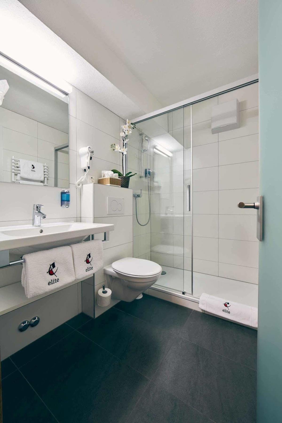 Elite Hotell Visp Exteriör bild